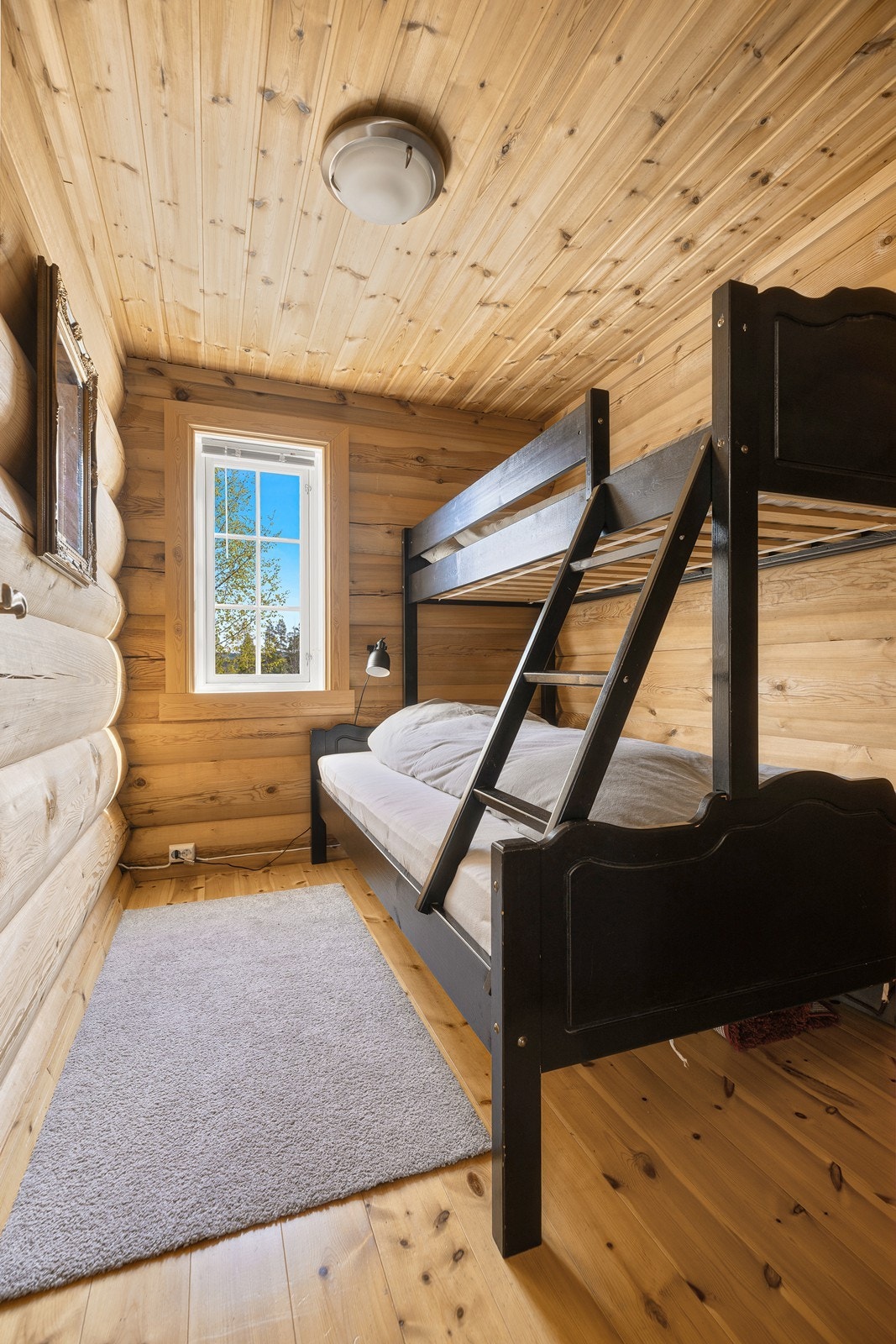 Boligens andre soverom er også av god størrelse med god plass til køyeseng. Galleribilde