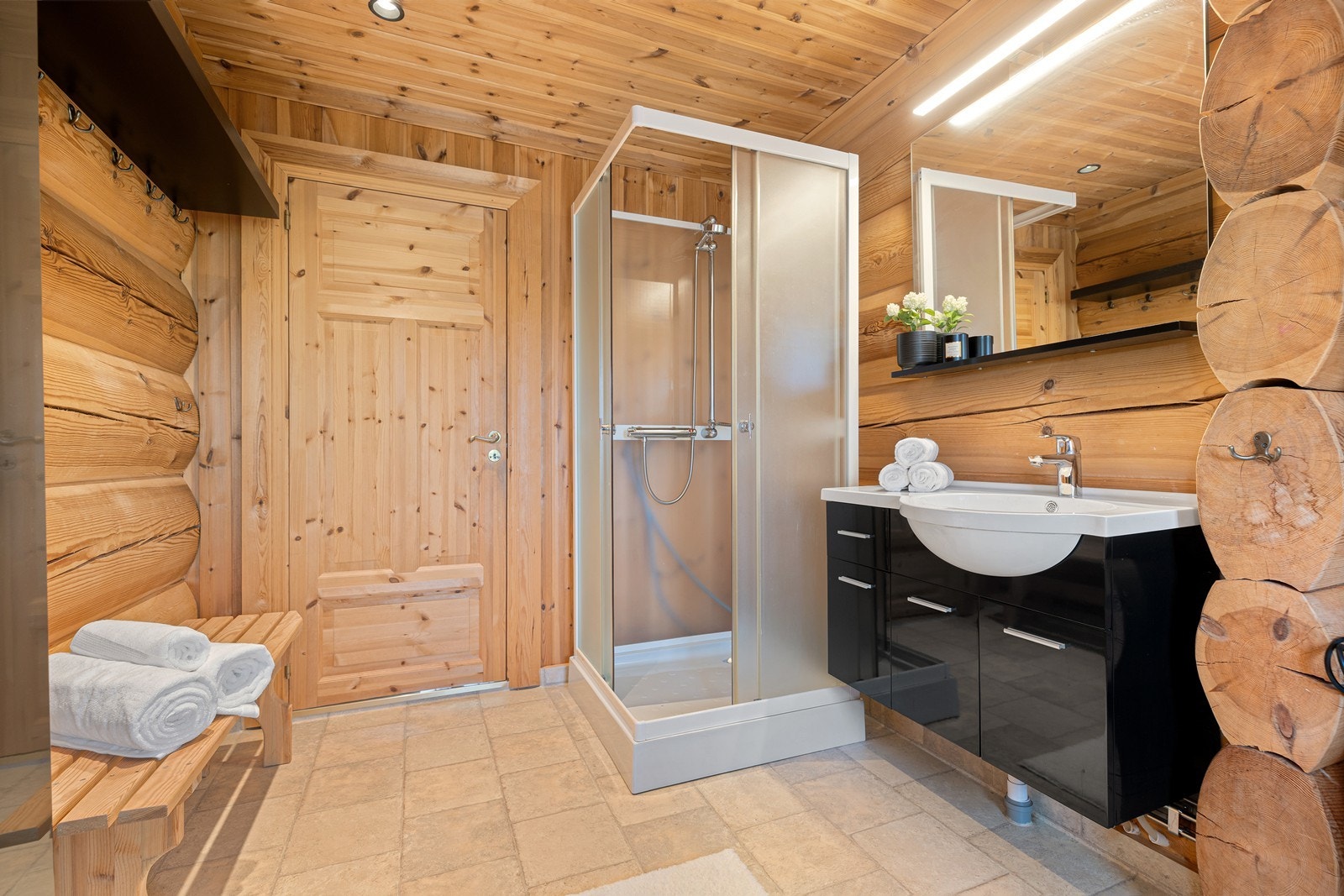 Flott baderom bestående av baderomsinnredning, dusjkabinett og toalett. Galleribilde