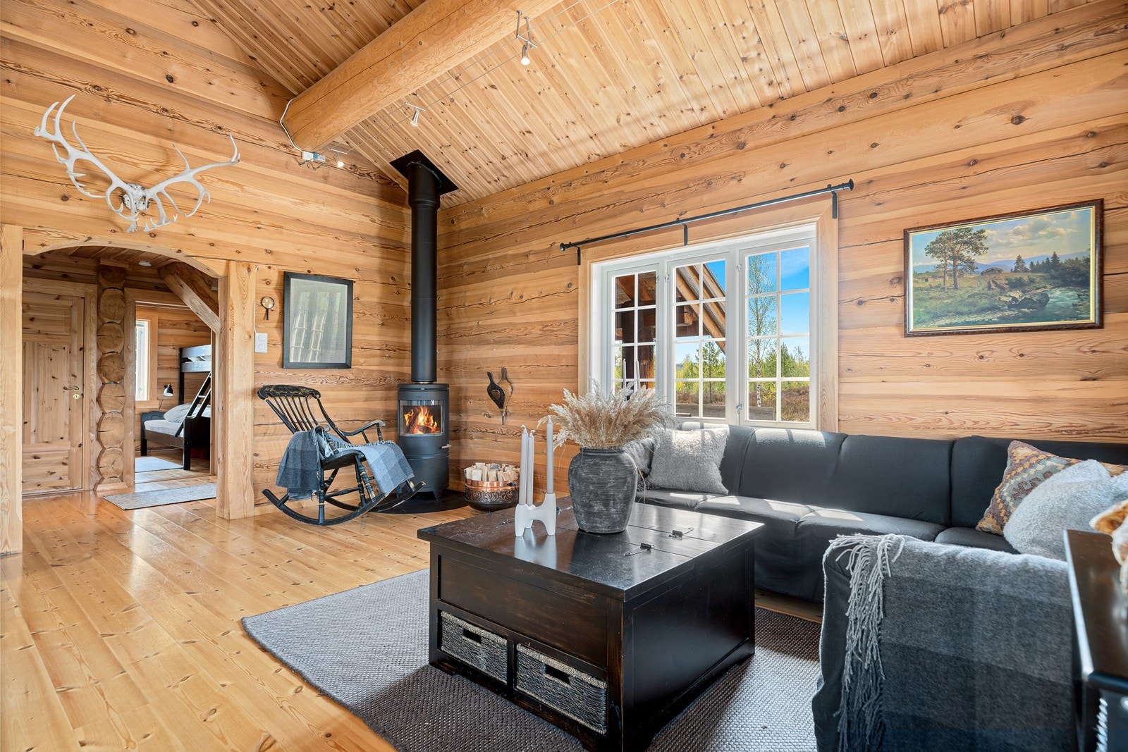 Åpen stue- og kjøkkenløsning med lun hyttestemning Galleribilde