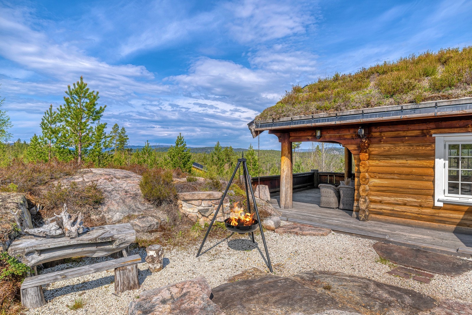 Terrassen er på ca. 44m² og har god plass til flere sosiale sittesoner. Galleribilde