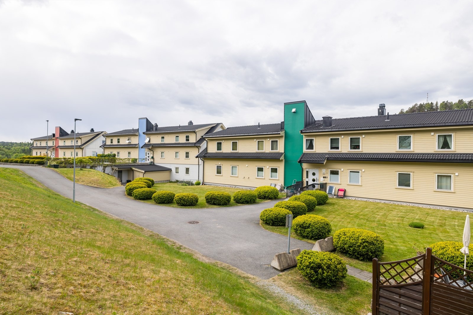 Fellesarealene rundt bygget er pent opparbeidet med plen, asfalterte internveier og en rekke fine prydbusker. Det er i tillegg få minutter til bussholdeplass med ekspressforbindelse og ca. 10 min gange til dagligvare. Galleribilde