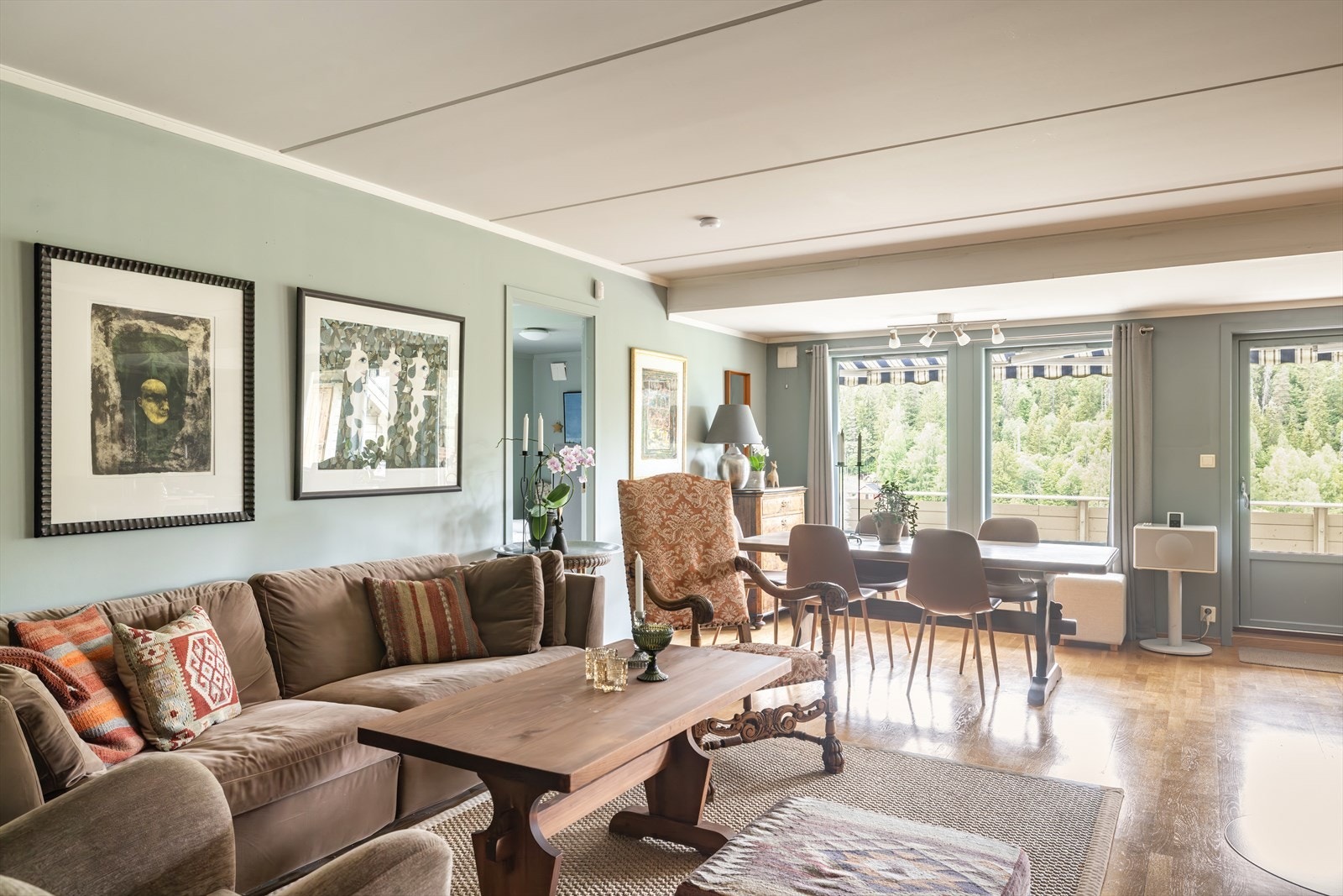 Leiligheten ligger høyt plassert på hjørnet i 3. etasje, i et terrassebygg fra 2004 med heis. Fra stuen er det utgang til en stor, solrik terrasse på ca. 23 kvm, nordvestvendt med nydelig skogsutsikt. Galleribilde