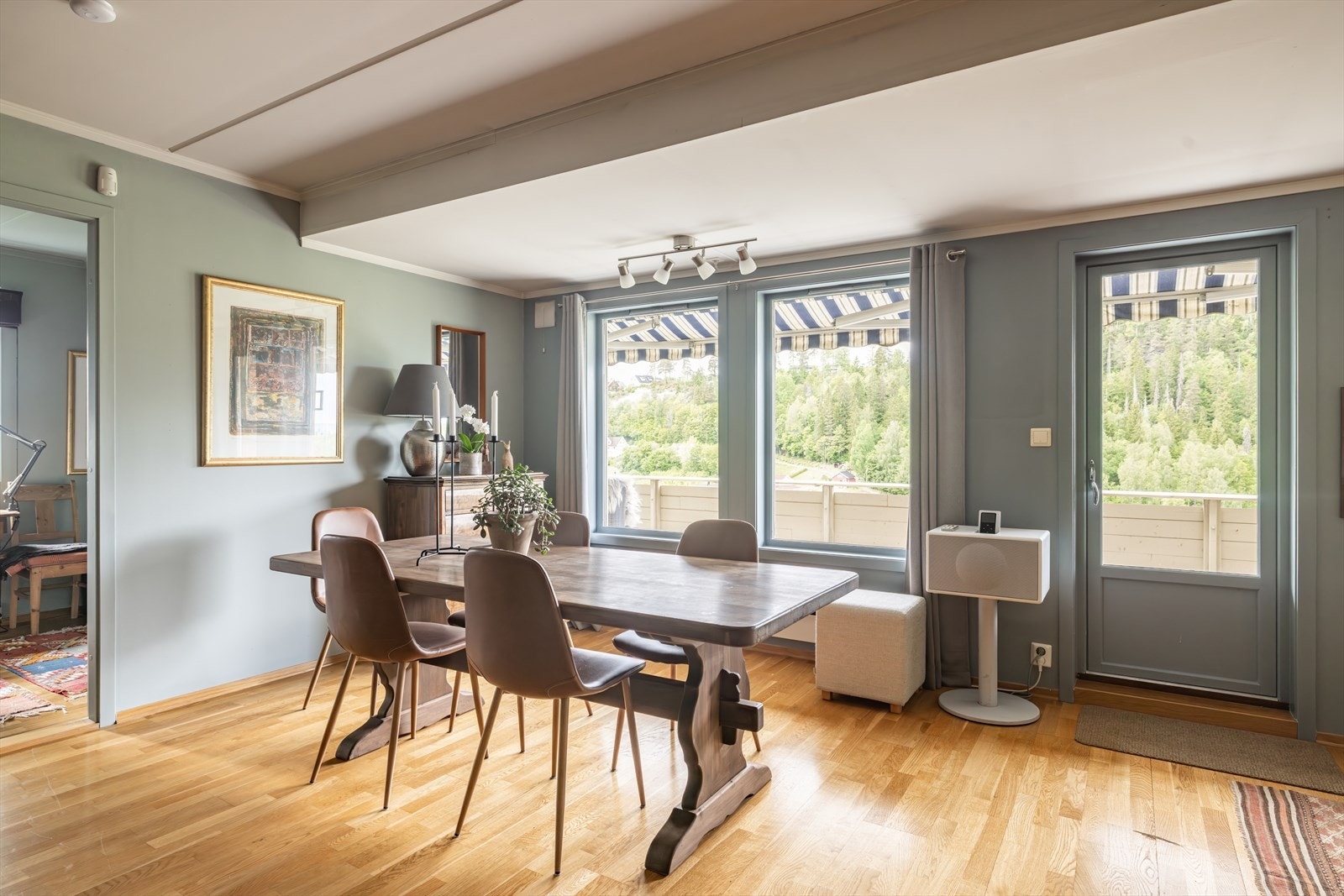 Herfra er det utgang til en stor, solrik terrasse hvor man kan nyte kveldssolen, den naturskjønne utsikten mot grønne skogsområder langs elveleiet, åsene i horisonten - og med glimt av sjø. Galleribilde