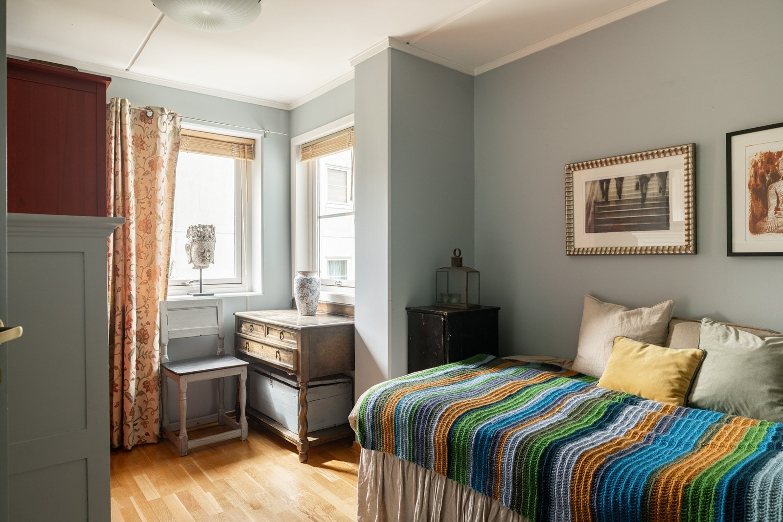 Soverom to har hjørnevindu som gir godt lys, samt plass til garderobe og nattbord. Galleribilde