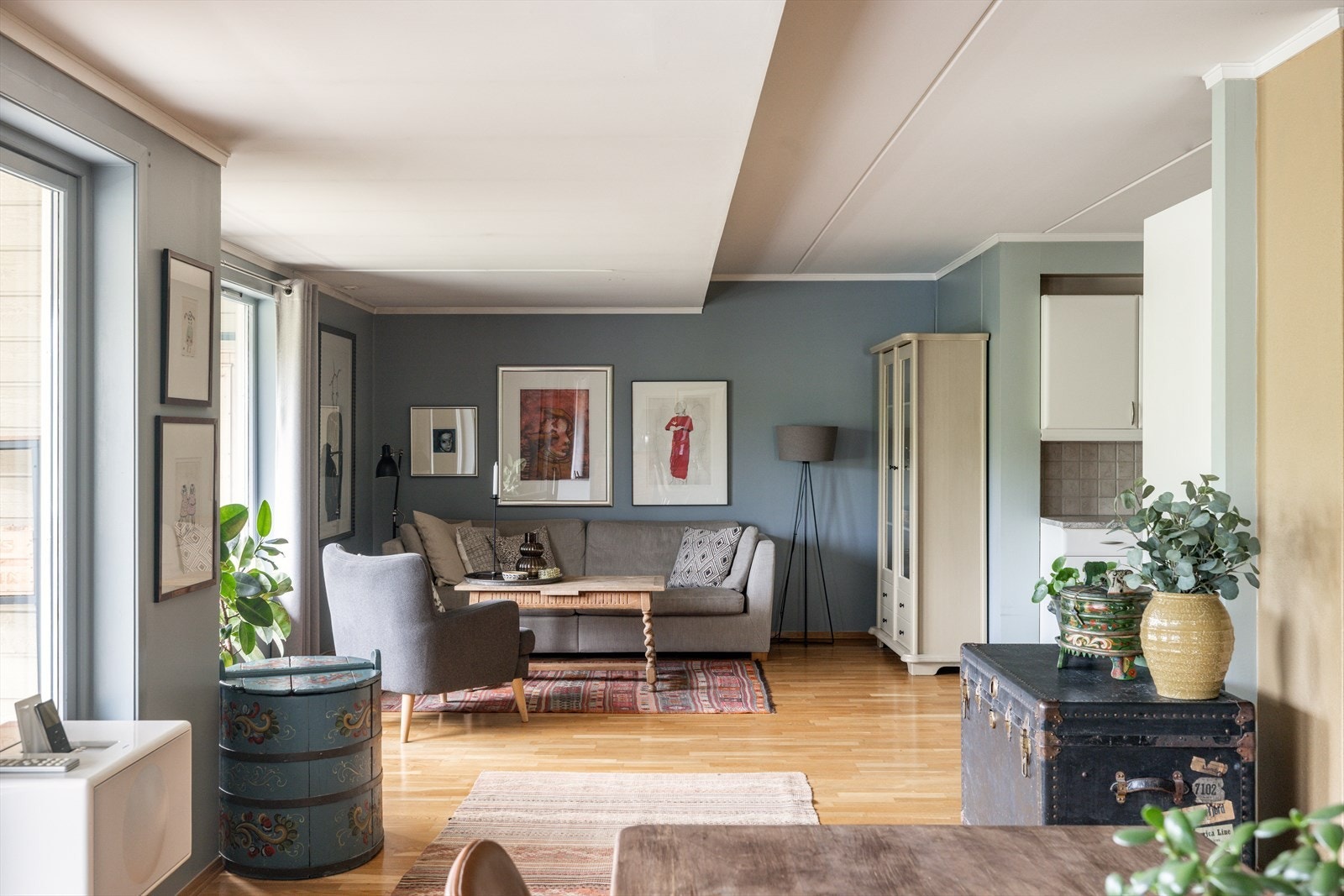 Kjøkkenet ligger tilbaketrukket i en åpen løsning mot stuen, med adkomst både fra stuen og direkte fra entréen. Galleribilde