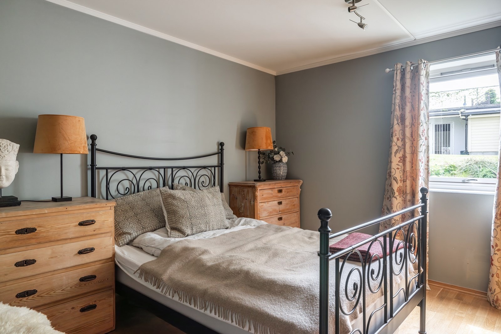 Det største soverommet fungerer som hovedsoverom, med god plass til garderobe, nattbord og øvrig møblement. Galleribilde