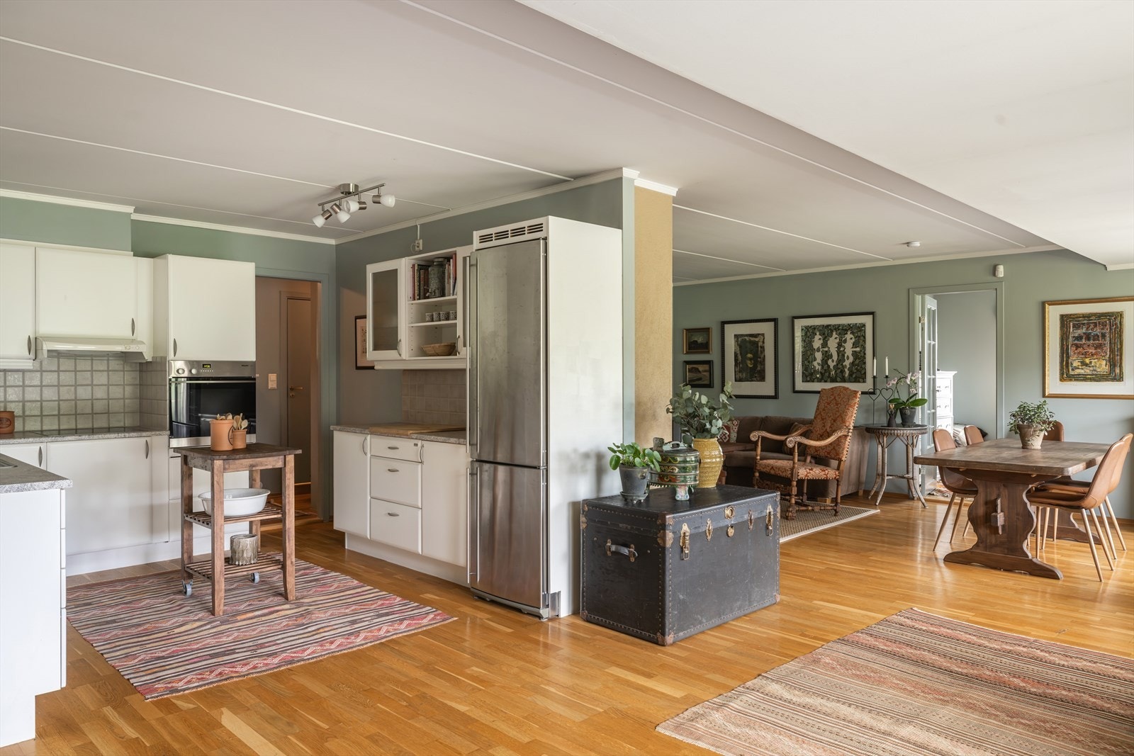 Over benken er det grå fliser og god belysning, i tillegg til en spotlampe i taket. Kjøkkenet er utstyrt med integrert platetopp, stekeovn og ventilator, samt opplegg for oppvaskmaskin og egen nisje til kjøleskap. Galleribilde