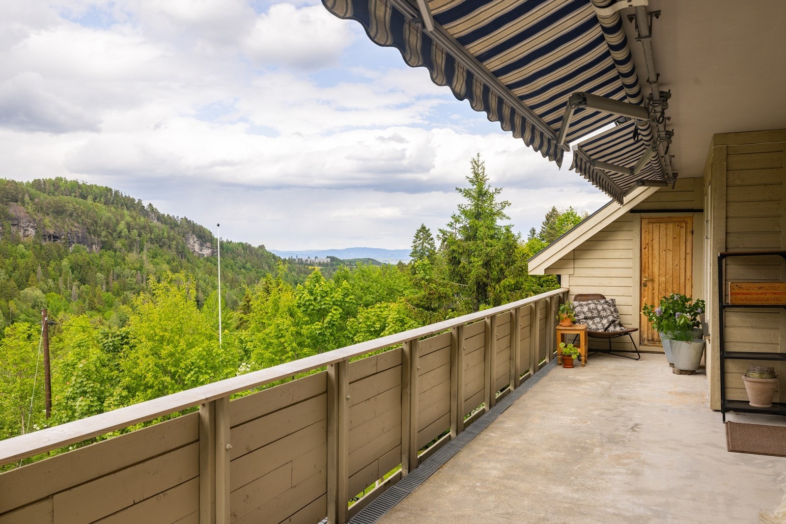 er føles naturen tett på, med de frodige skogsarealene langs elva like i nærheten. Terrassen har levegger på sidene, den ene med inngang til utebod og den andre med vindusflate mot sydvest. Galleribilde