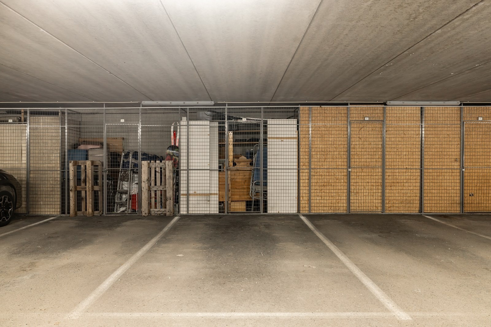 Det medfølger garasjeplass nummer 80 i fellesanlegg under nabobygget og det er flere gjesteplasser utendørs. Garasjen har automatisk portåpner. I tillegg er det gjesteparkering på fellesområdet. Galleribilde