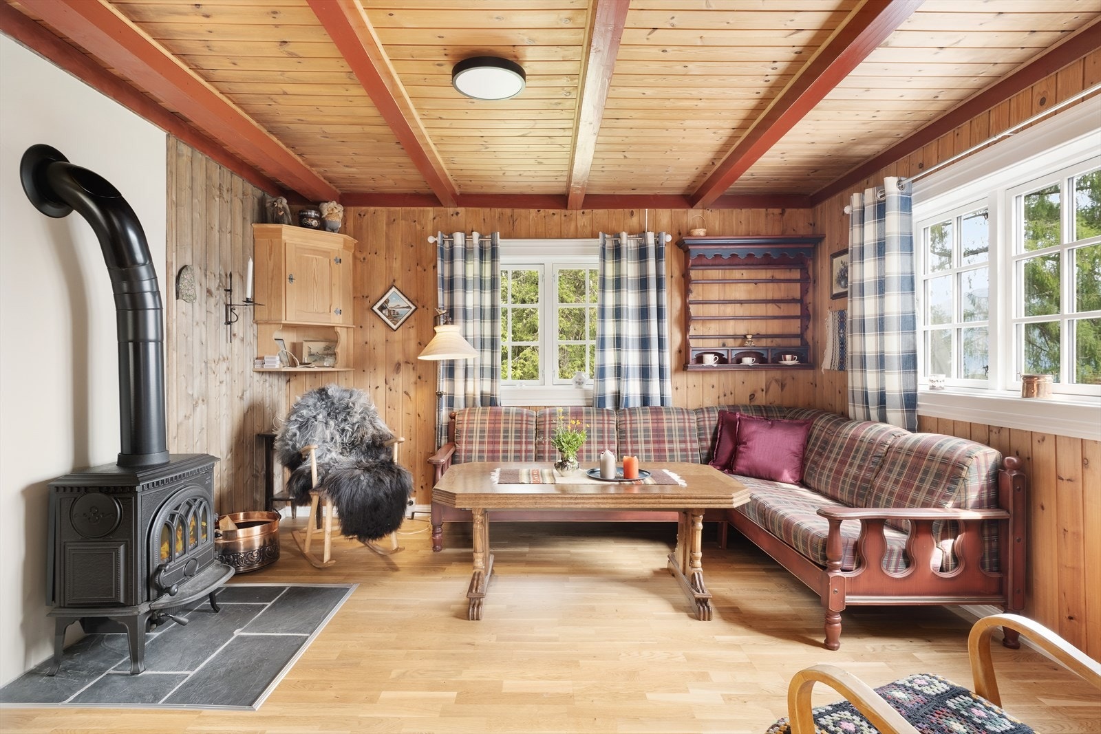 Som oppvarmingskjelde er det montert god vedomn med skrifer på golv. Galleribilde