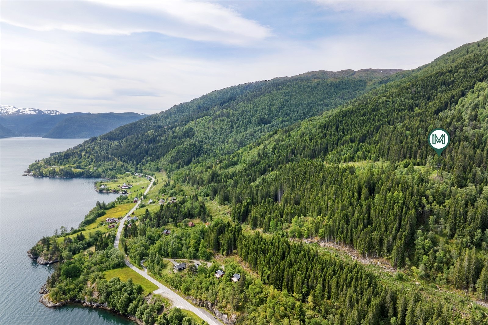 Det er sol heile året så sant den er framme. På sommaren kjem sola i 04-tida retning Hella og går ned bak dei store granane i 18-19-tida. Når ein er på Vesletun er det ikkje innsyn frå andre. Galleribilde