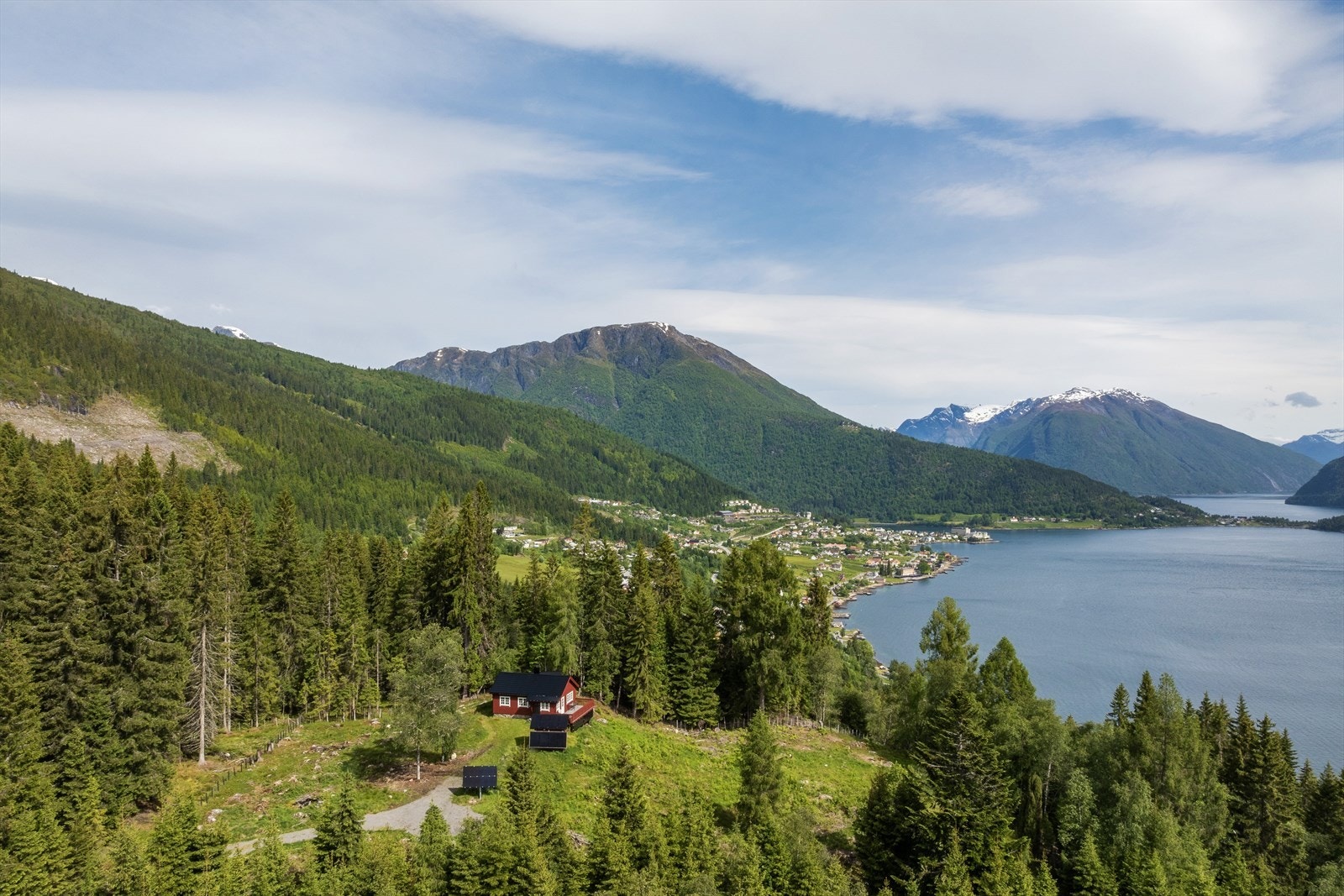 Om ein er glad i fjellturar, korte eller lange er det mange mulegheiter. Ein kan gå frå hyttedøra på god skogsveg og seinare sti til ein kjem over skogsgrensa til stølane Brekka og Bruhjellstølen og vidare innover til fiskevatn. Galleribilde