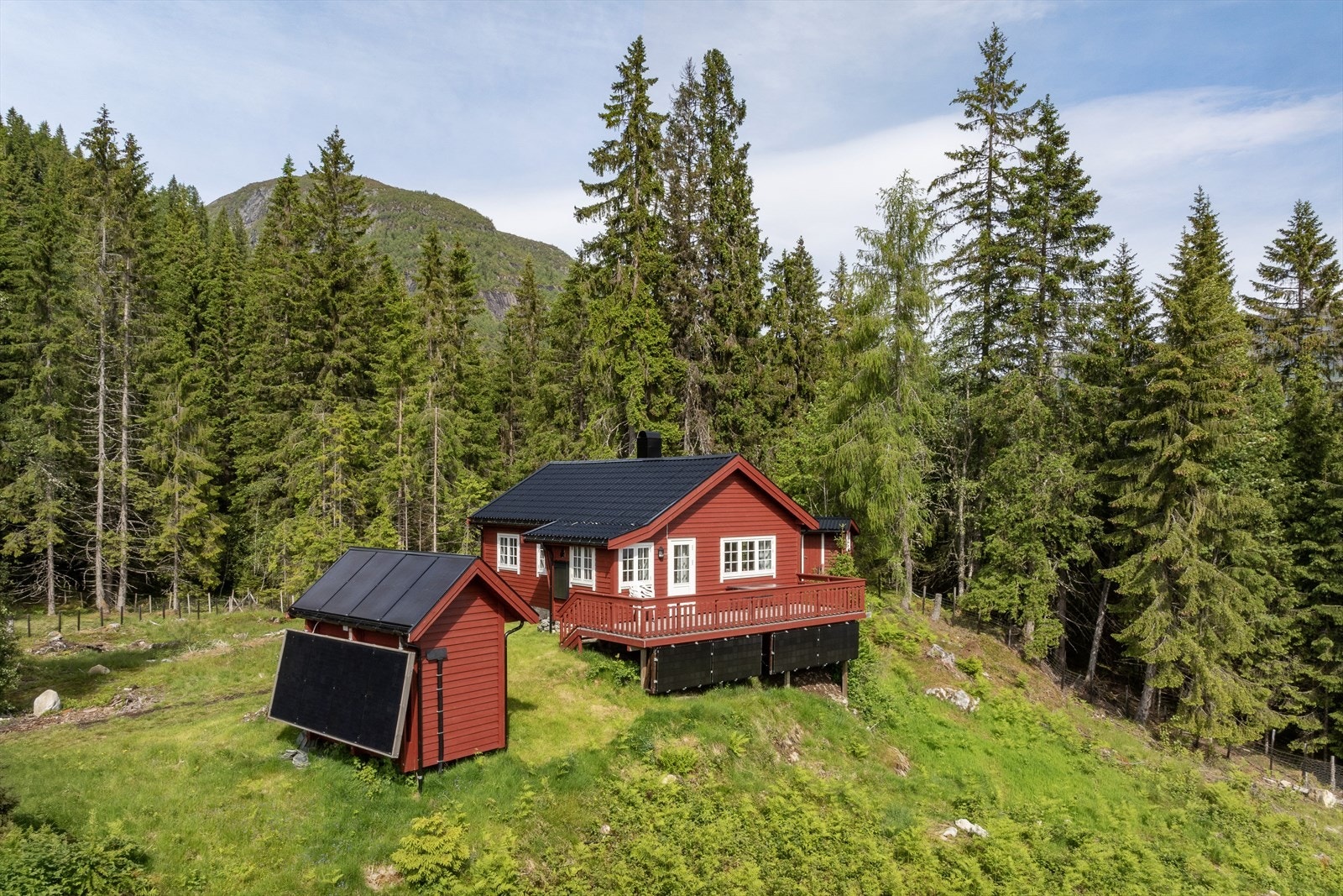 Hytta er mykje oppgradert den seinare tid og er i god stand. I tillegg er det oppført 2 uteboder der bod oppført i 2022 inneheld teknisk installasjon av eit moderne solcelleanlegg. Utebod oppført i 1946 er rehabilitert i 2022 flott wc-rom samt vedbod. Galleribilde