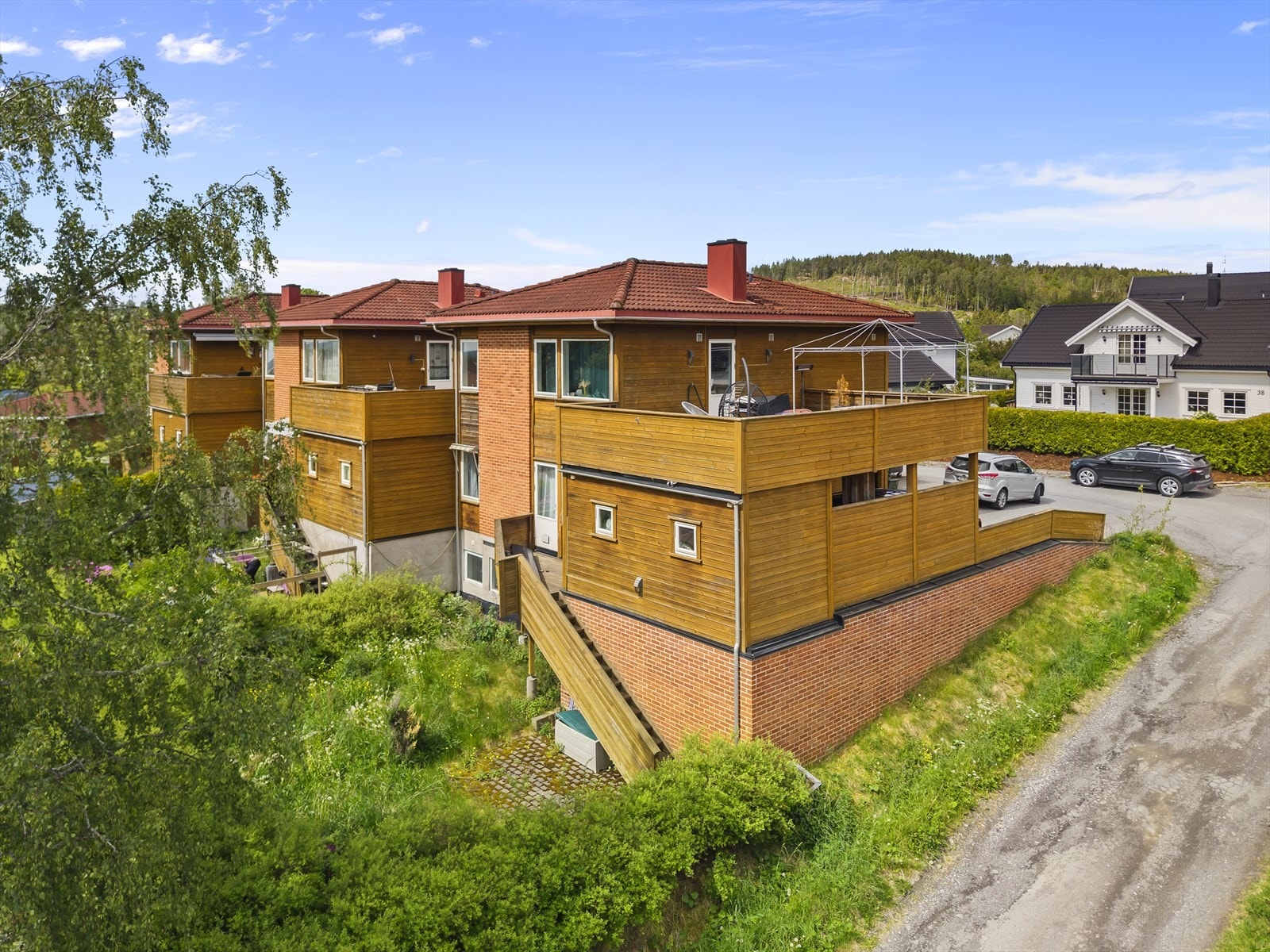 Baksiden med egen hage. Galleribilde