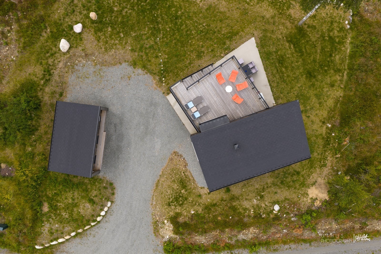 Om vinteren brøytes det helt frem til trappa, så her slipper du å måke deg inn - du kan parkere og gå rett inn i hyttemodus. Galleribilde