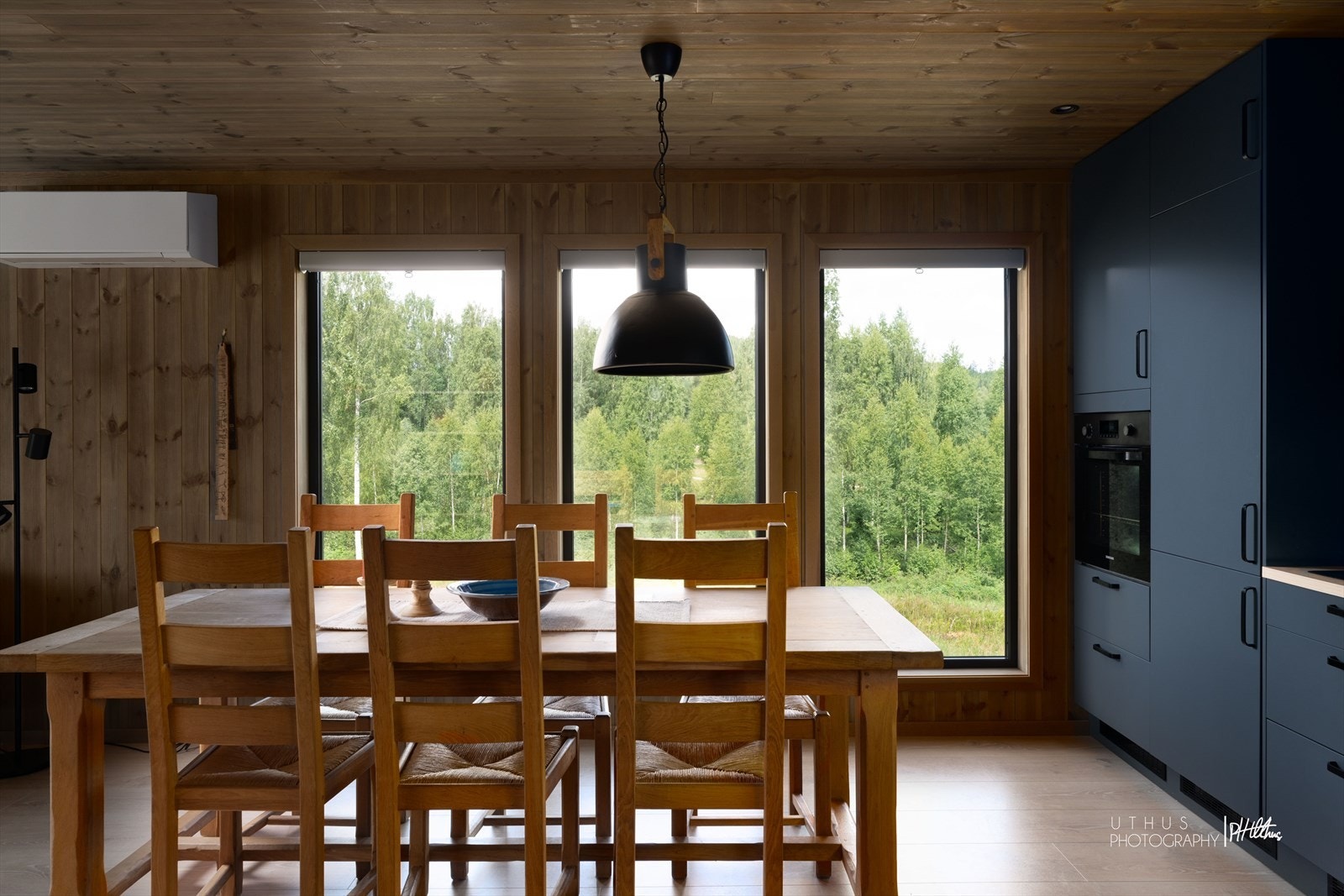 Spisestuen har plass til mange - her har det vært dekket til 16. Galleribilde