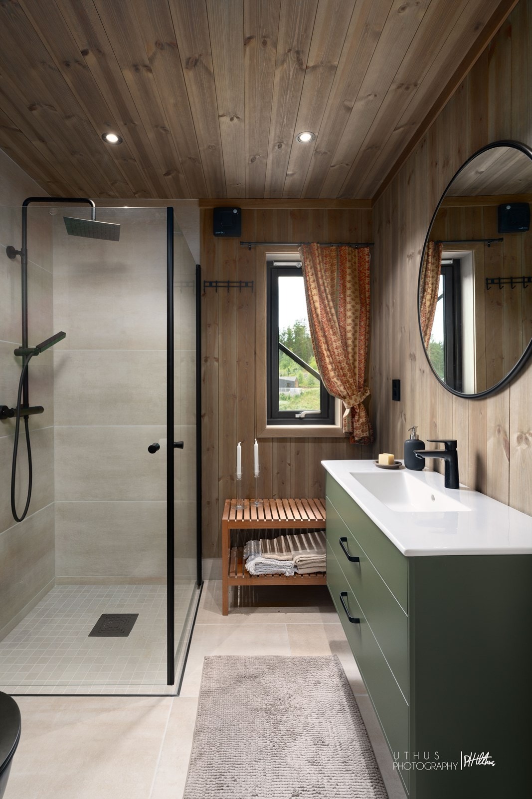 Delikat bad med malt trepanel på vegger og tak. Og med flis i dusjsonen, samt gulv. Det er også varmekabler i gulvet. Galleribilde