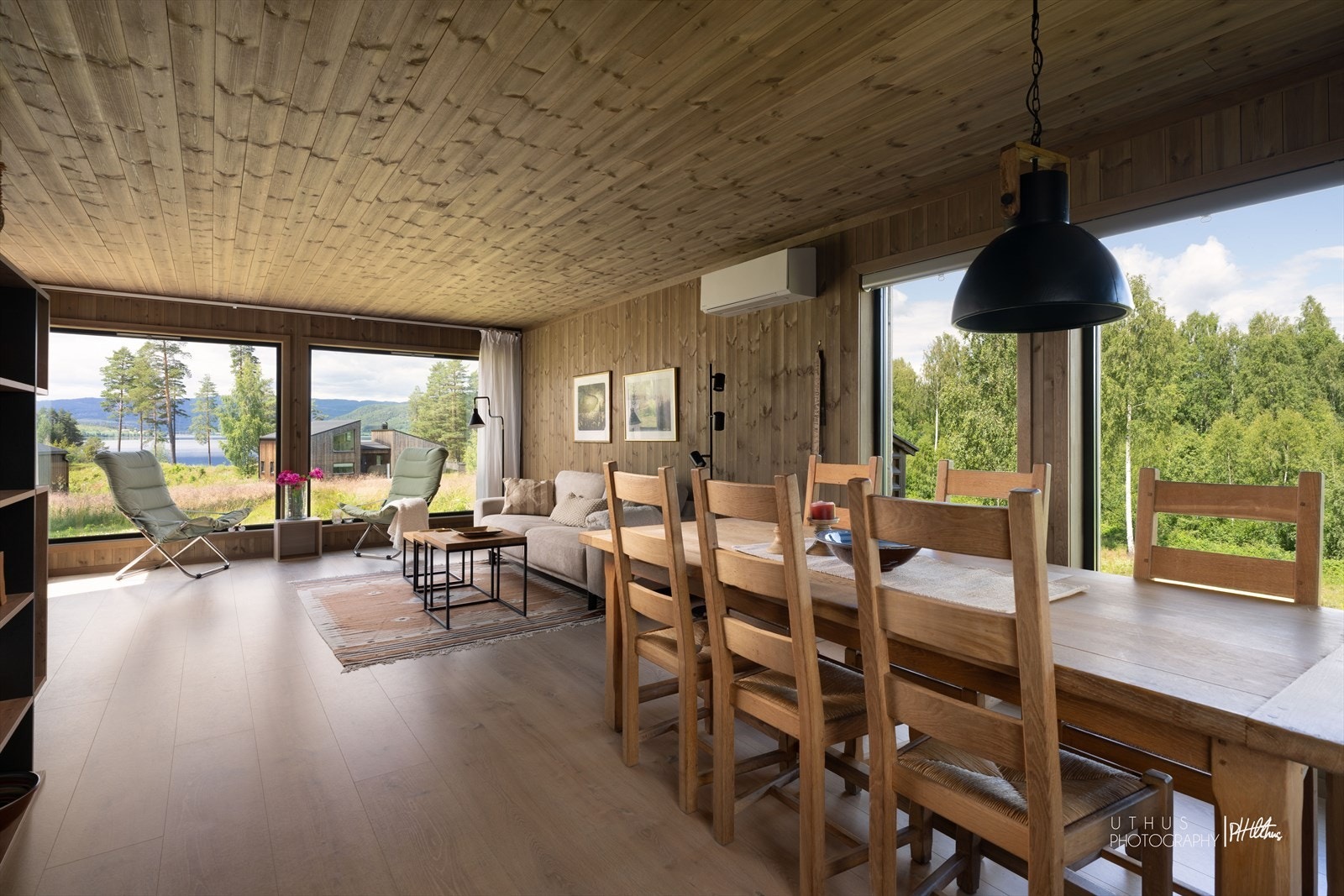 Alle vegger er kledd med panel som gir en lun følelse. Galleribilde