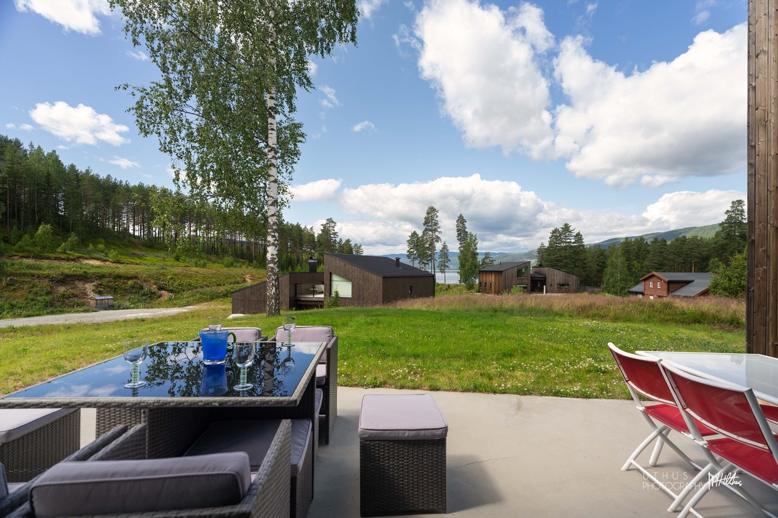 Fra entré er det adkomst til en uteplass på ca. 28 kvm. Galleribilde