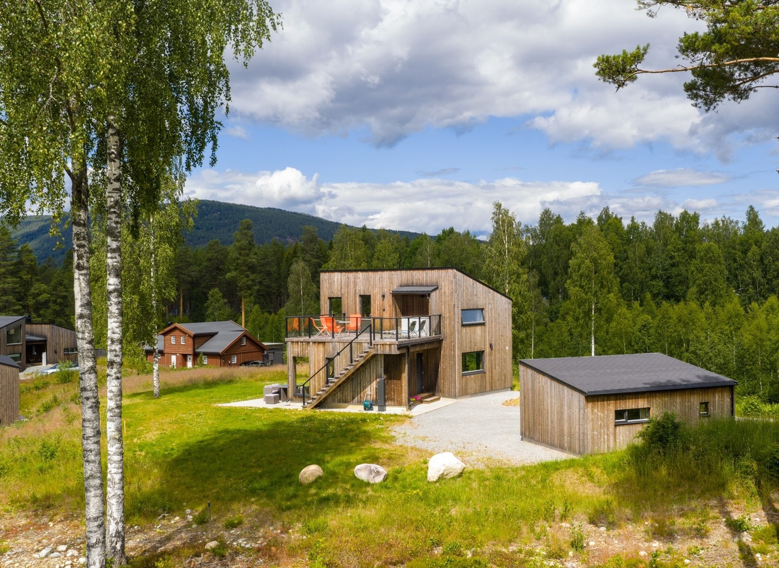 Velkommen til denne sjarmerende hytta i Skinnesmoen 76, presentert av Bendik Blumenthal! Galleribilde