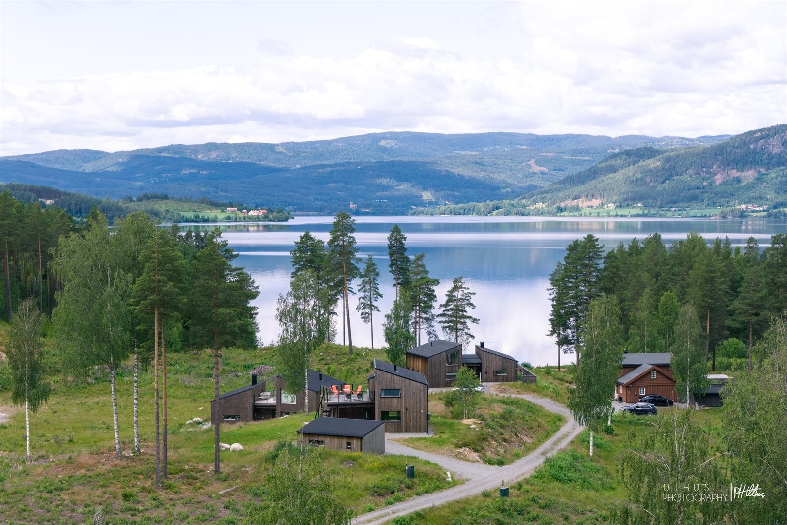 Idyllisk hytte med kort vei til både vann og fjell. Galleribilde
