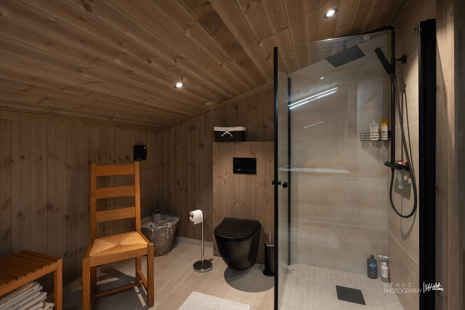 Badet har servant, dusj, vegghengt toalett og opplegg for vaskemaskin. Gulvet har varmekabler. Galleribilde