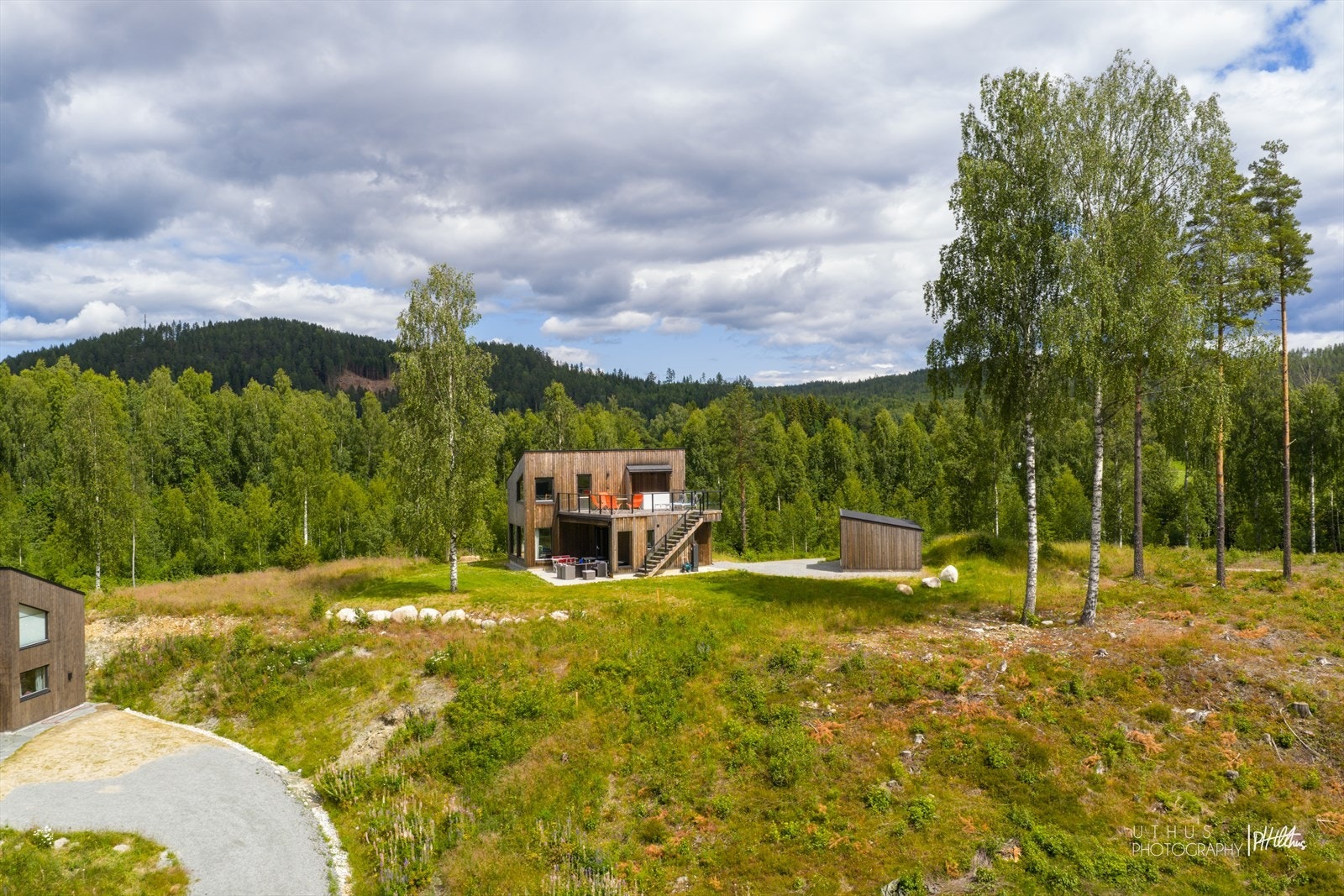 Fra hytta har du kort vei til både båtplass, fotballbane, badestrand og tretopphytten, som er et populært turmål for store og små. Galleribilde