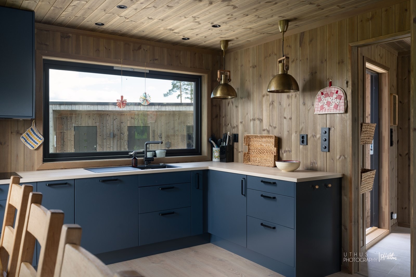 Benkeplaten er laminert med planlimt vaskekum med ettgreps blandebatteri og nedfelt platetopp. Galleribilde