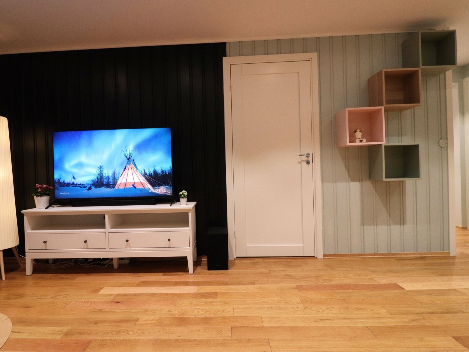 For tiden pågår rehabilitering av fasaden i borettslaget, så blokka er tildekket av stillas og presenning. Vinduer og balkongdør er derfor ikke fotografert, og det er mørkere inne enn det vanligvis er. Rehabiliteringen nærmer seg slutten og er ferdig 15.9 Galleribilde