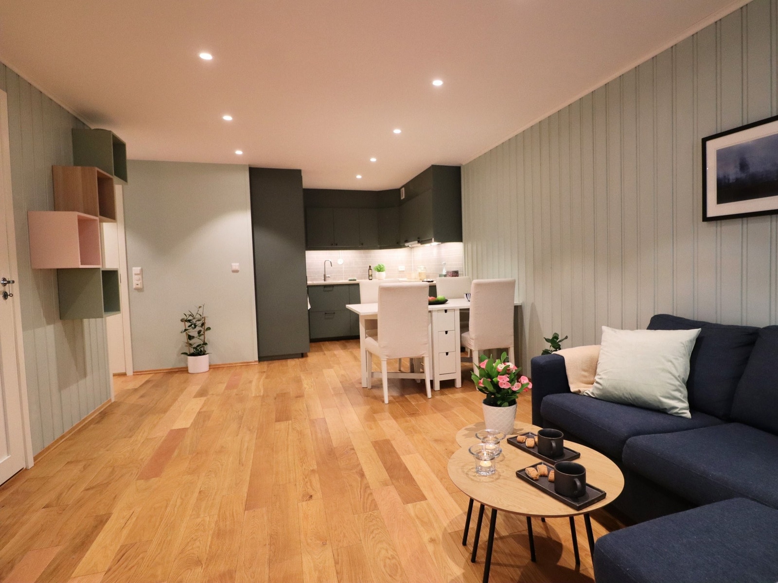 Parketten kommer til å vare "evig", og kan slipes og farges både lysere og mørkere hvis man skulle ønske det. Galleribilde