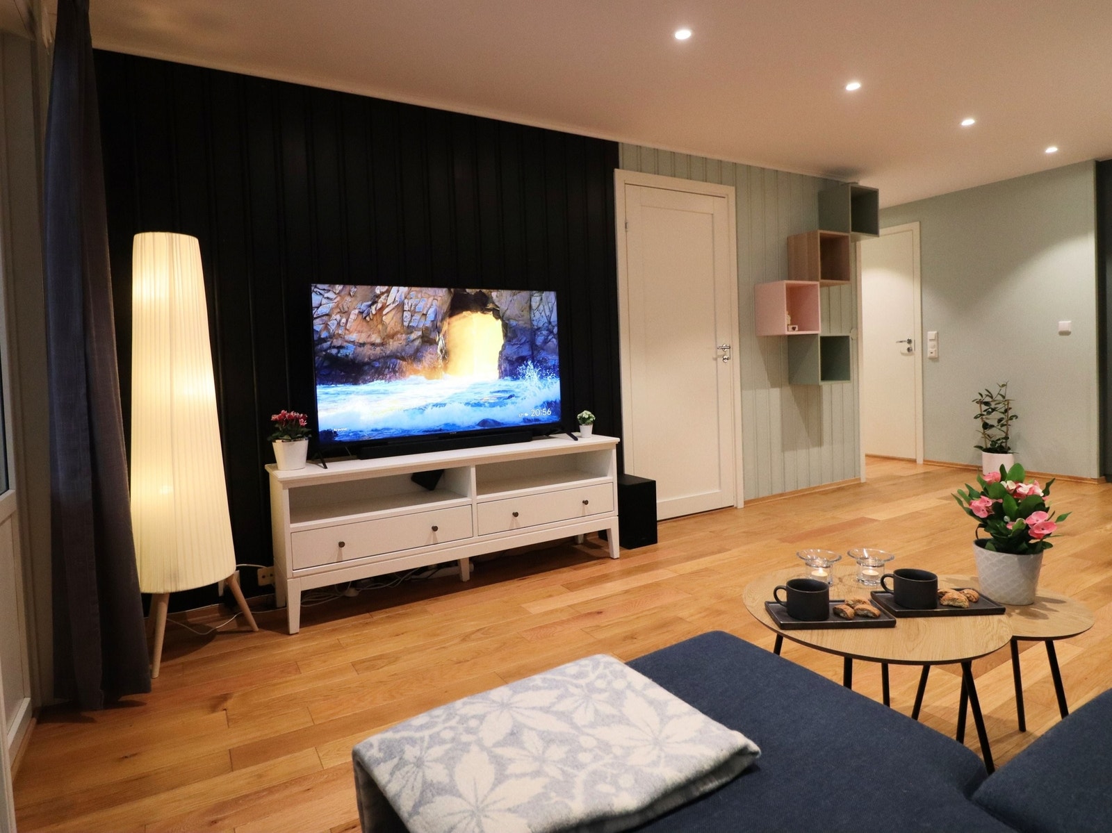 God plass til en stor TV i TV-hjørnet! TV-en på bildet er 55 tommer. Soveromsdøren til høyre for TVen er relativt ny (2022), og er både pen og solid. Galleribilde