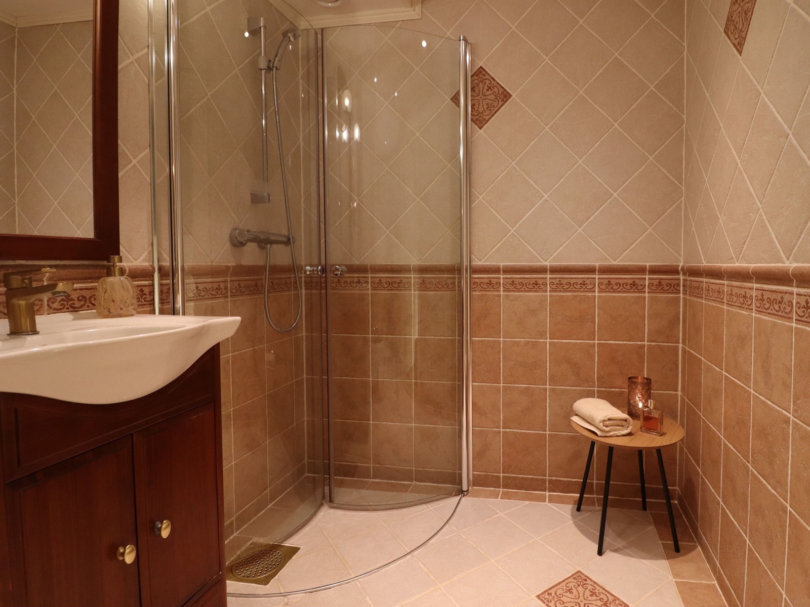 Stort flislagt bad fra 2008, med varmekabler. Galleribilde