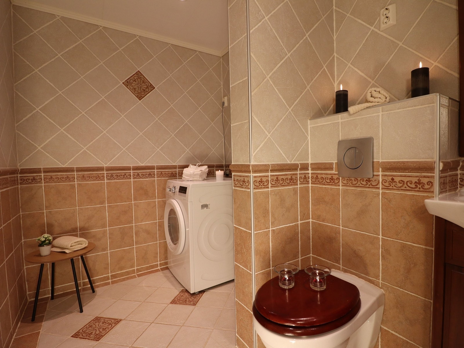 Svært romslig bad, med plass til skap, hyller, tørkestativ m.m. Det er selvfølgelig opplegg for vaskemaskin. Galleribilde