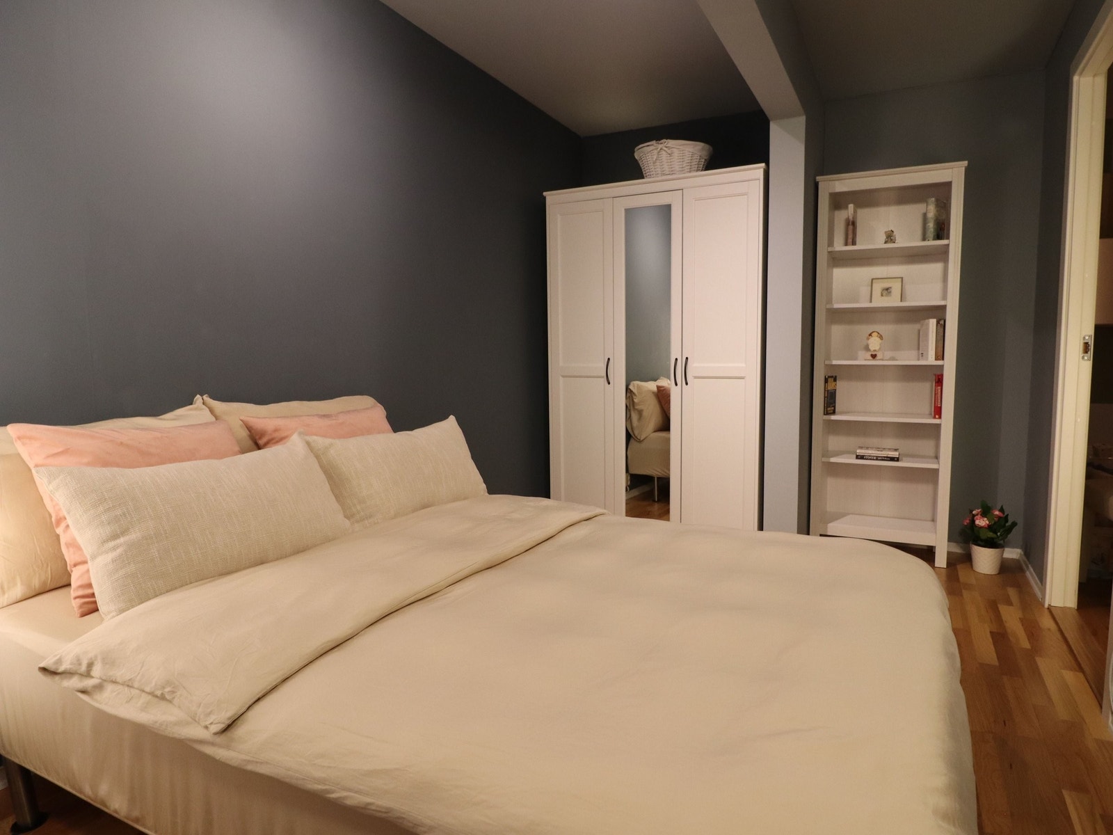 God plass til garderobe eller klesskap, bokhylle, skrivebord el.l. på soverommet. Galleribilde