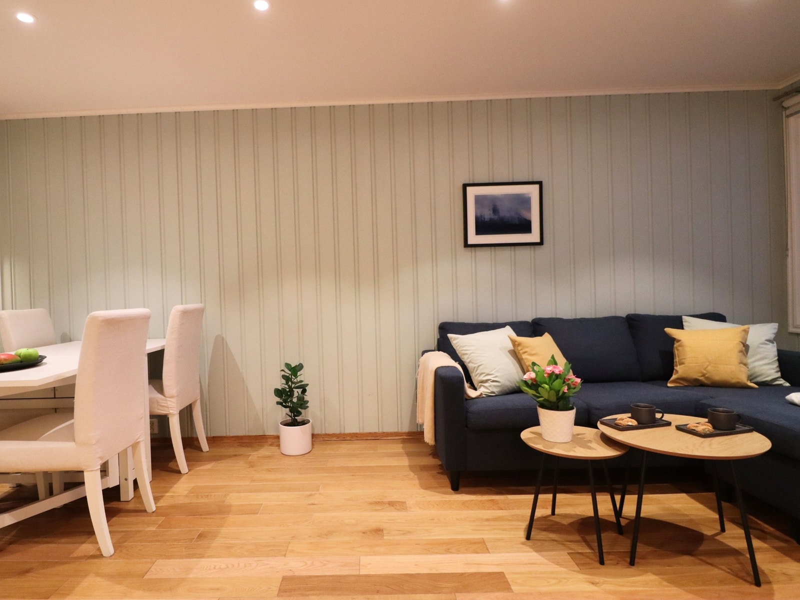 Skyver man sofaen nærmere vinduet er det god plass mellom sofa og spisebord - nåværende eier har bl.a. hatt et stort piano stående her. Galleribilde