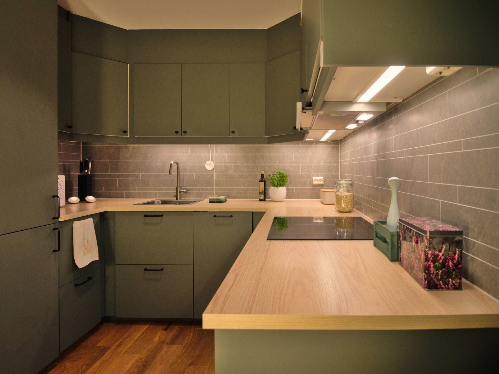 Stilig kjøkken med god benkeplass - alt nytt i 2021. Galleribilde