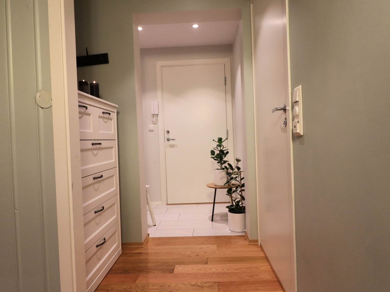 Stor entré: Her har du både flislagt yttergang og plass til garderobe, kommode el.l. videre innover i gangen. Galleribilde