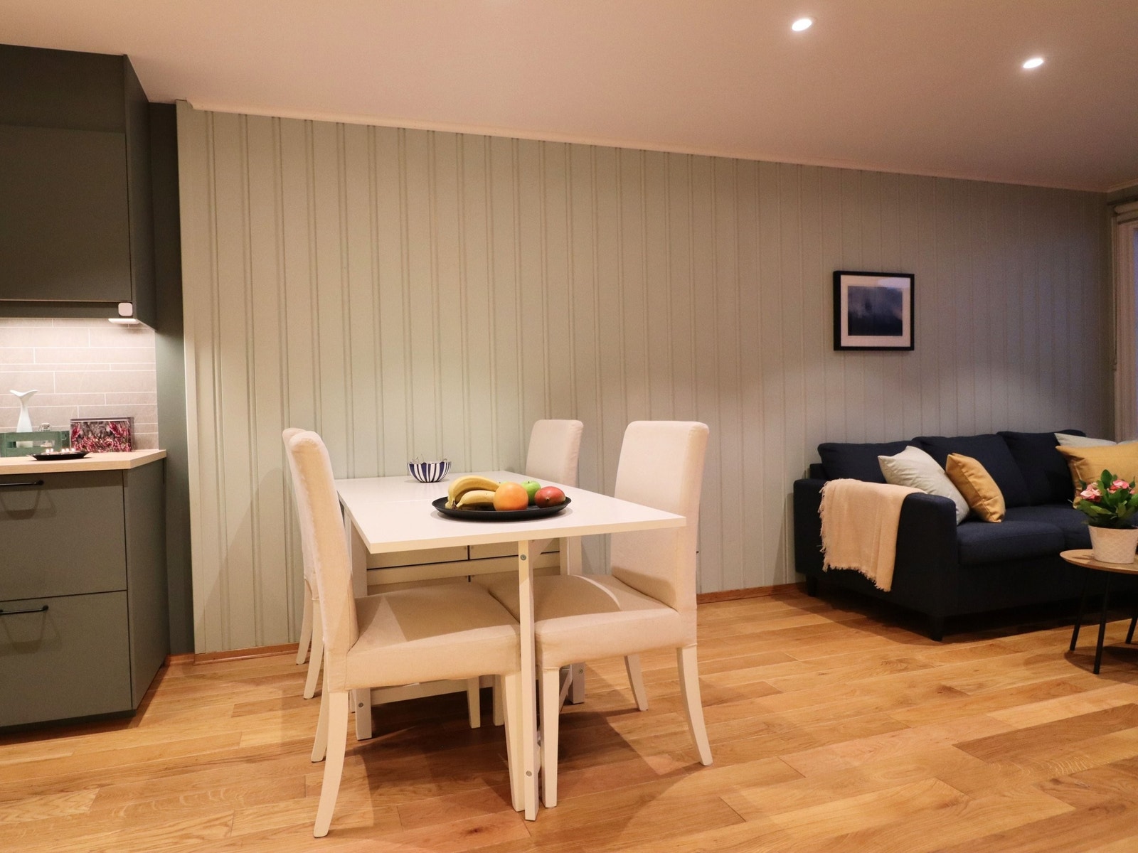 For tiden pågår rehabilitering av fasaden i borettslaget, så blokka er tildekket av stillas og presenning. Vinduer og balkongdør er derfor ikke fotografert, og det er mørkere inne enn det vanligvis er. Rehabiliteringen nærmer seg slutten og er ferdig 15.9 Galleribilde