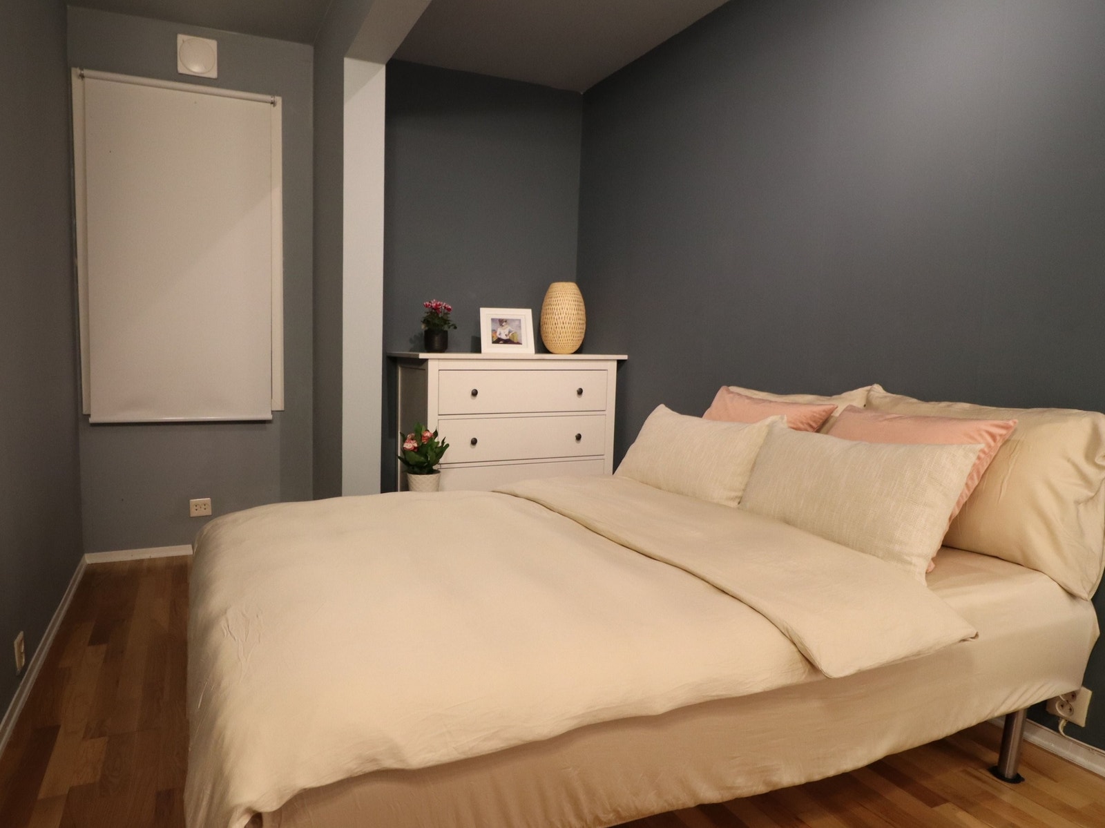 Romslig soverom med plass til dobbeltseng. I avlukket ved siden av vinduet er det plass til en 120-seng, hvis man skulle ønske å ha sengen der i stedet. Galleribilde