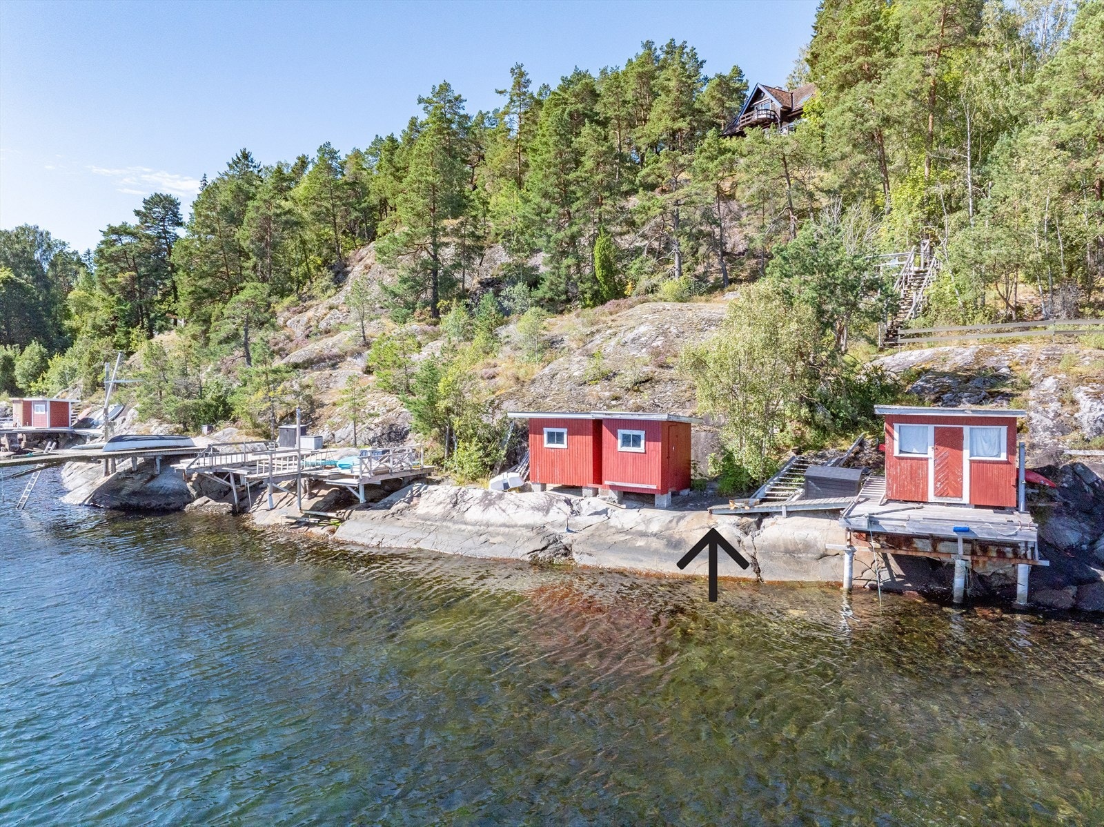 Strandparsellen er mellom de to sjøbodene, som tilhører naboeiendommen Galleribilde