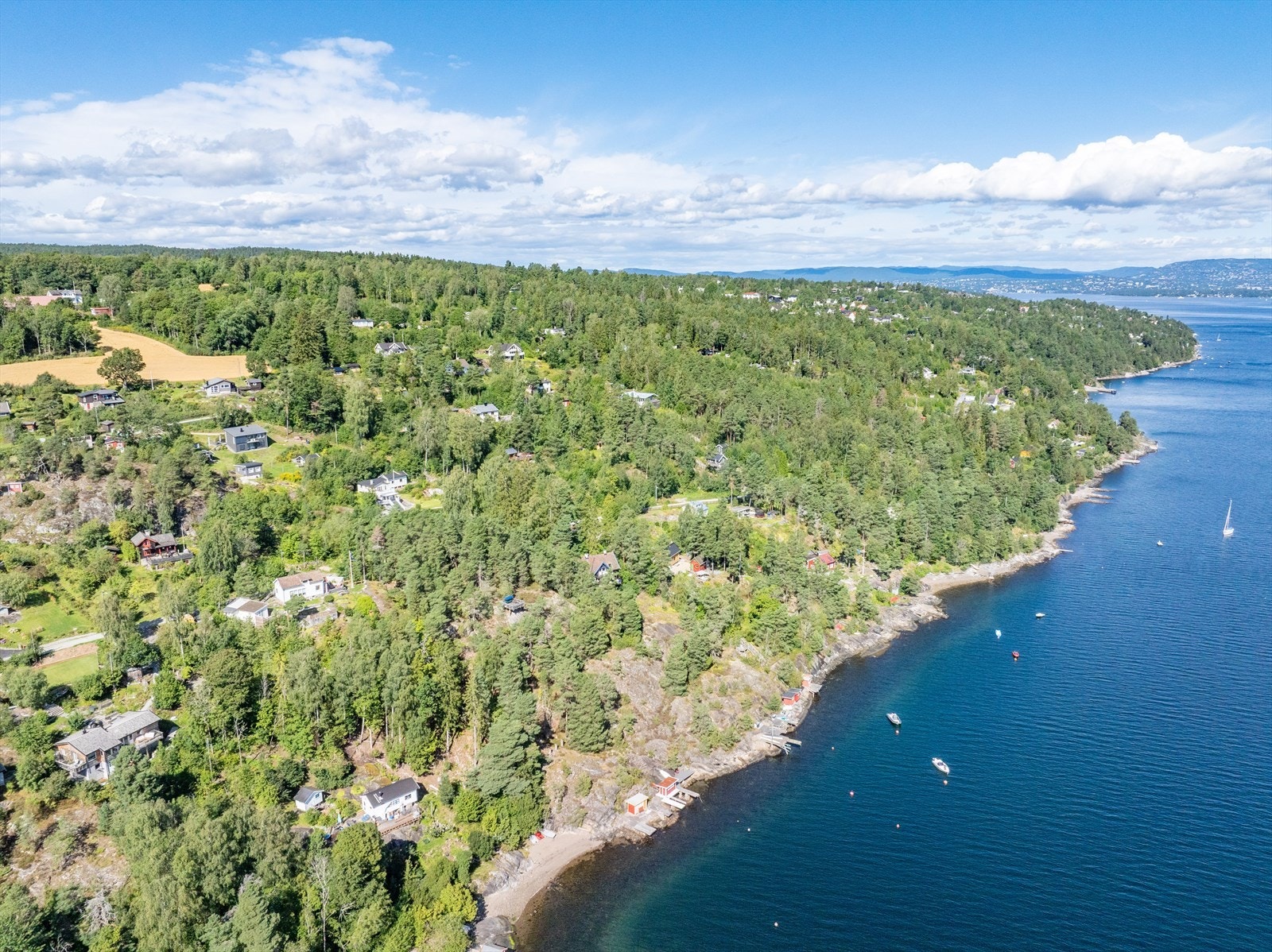 Nydelig og idyllisk tomt med strandparsell i Fjordveien 79 Galleribilde