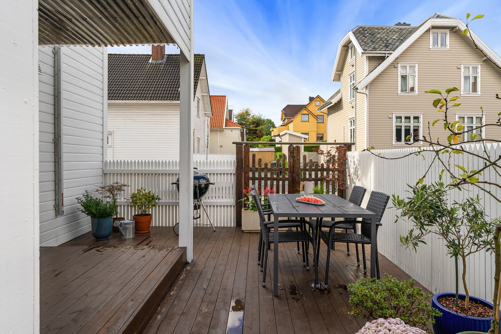 Pent opparbeidet uteplass med skjermet terrasse Galleribilde
