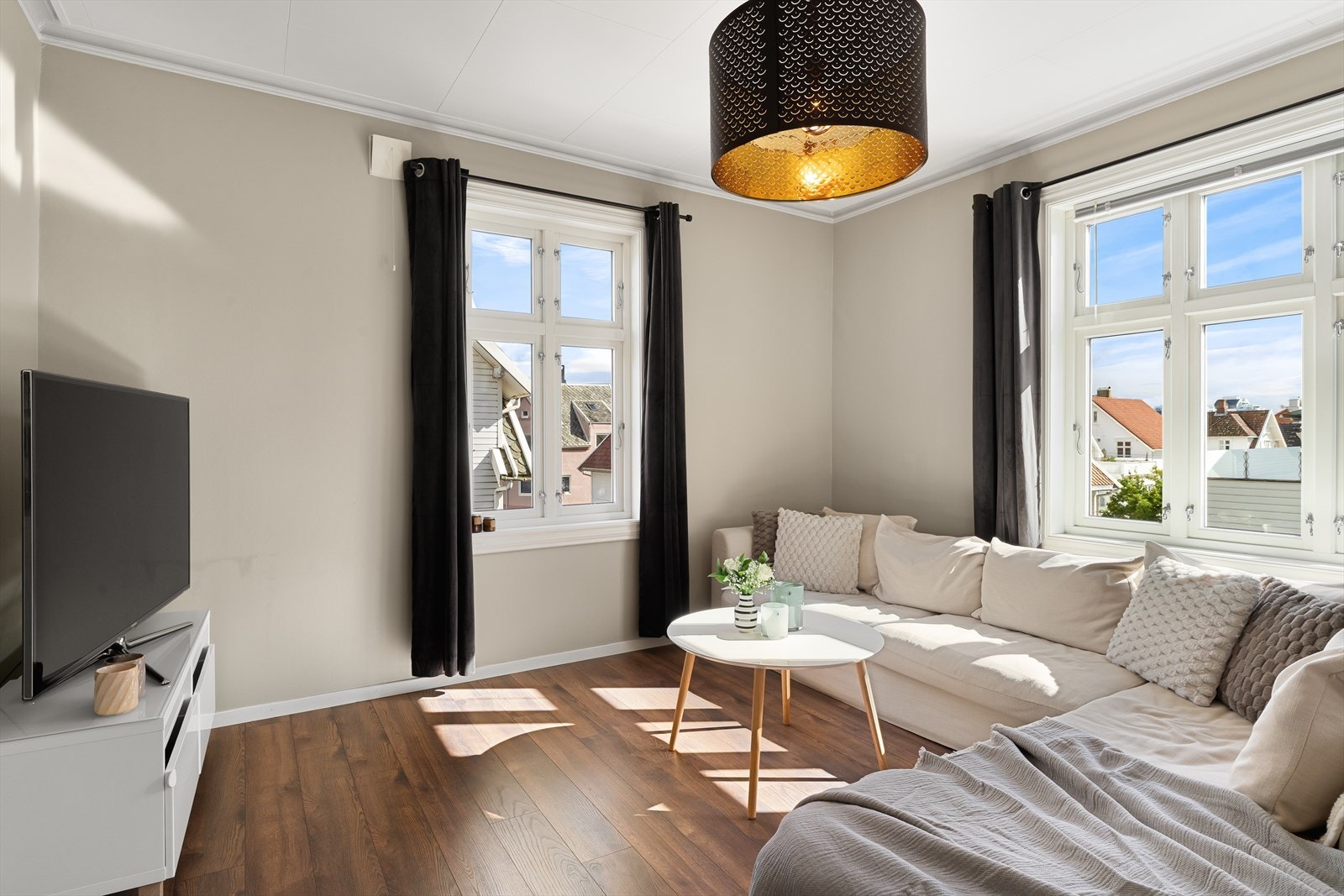 Stue og spisestue i åpen løsning med 1-stavs laminat på gulv Galleribilde