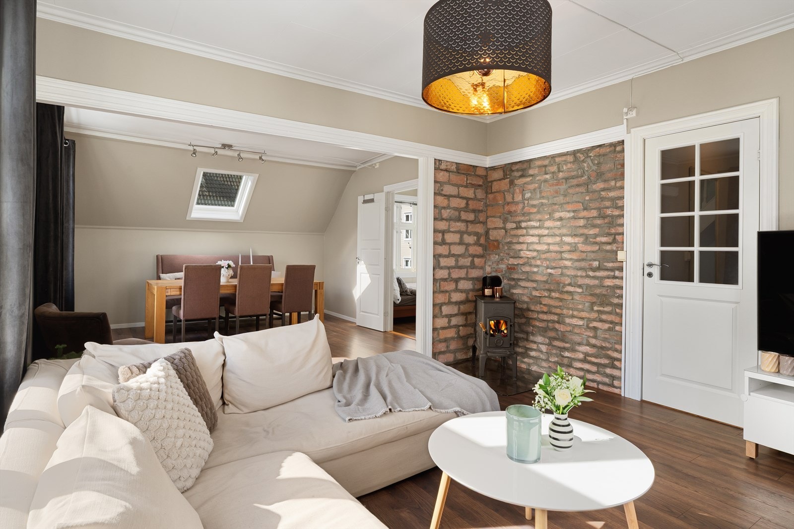 God plass til både sofagruppe og stort spisebord Galleribilde