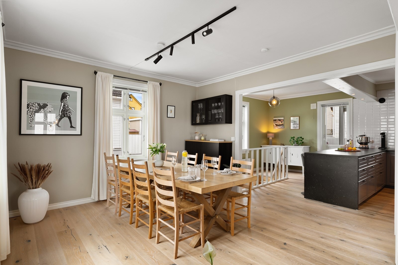 Spisestue med god plass til spisebord for hele familien Galleribilde
