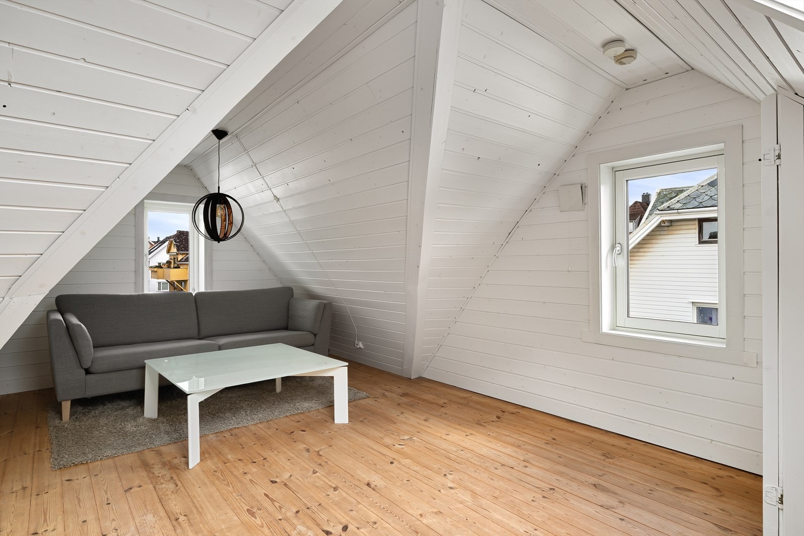 Stort loftsrom som i dag blir brukt som loftstue og soverom Galleribilde