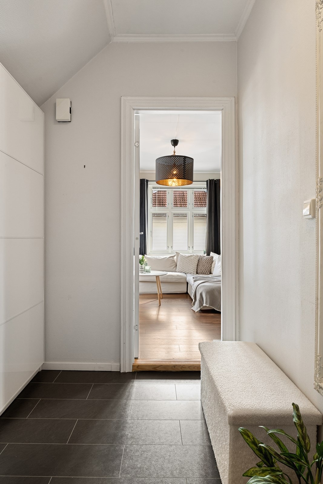 Leiligheten i 2. etasje + loft er pt. utleid for kr. 18 000,- pr. måned + strøm Galleribilde