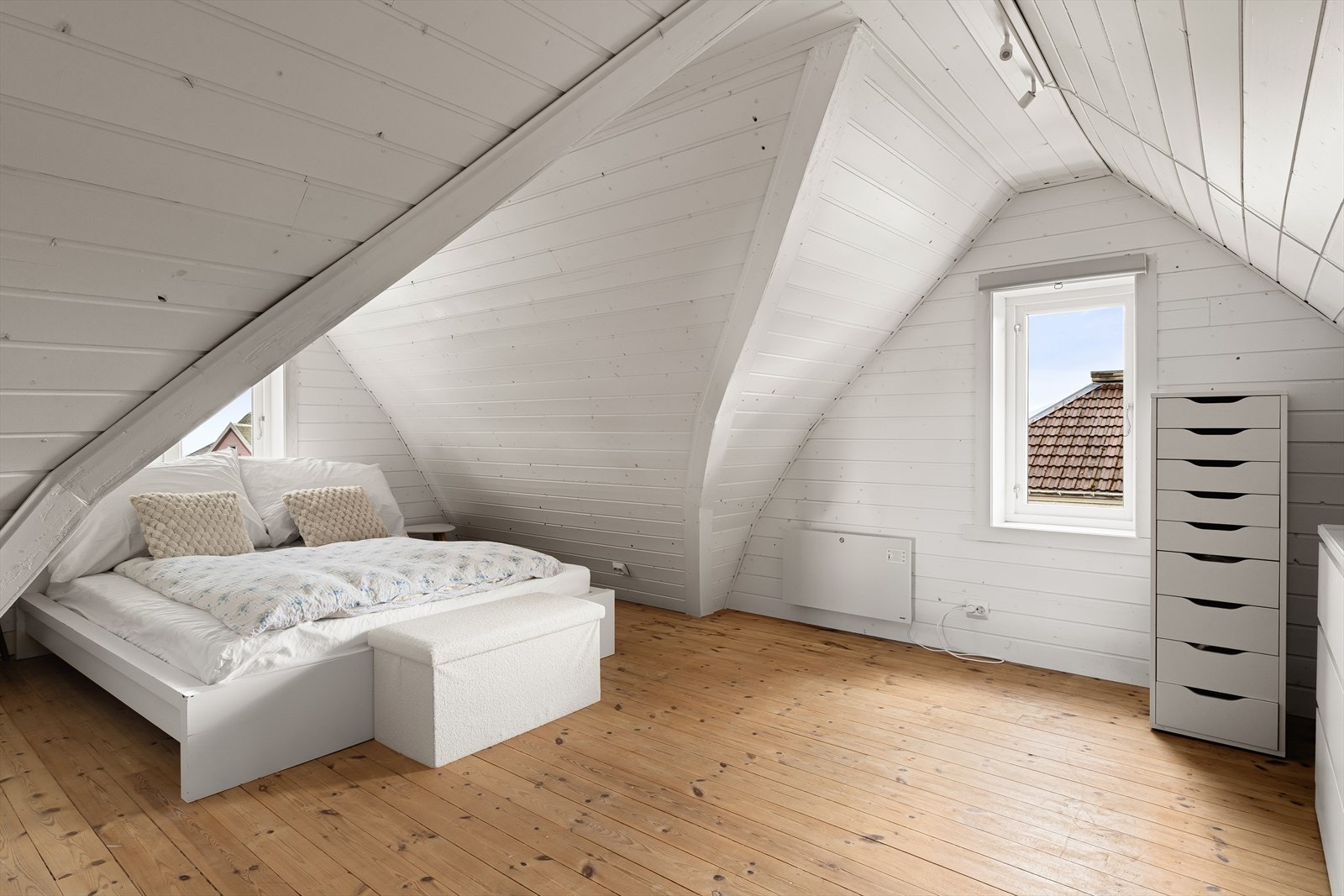 Stort loftsrom som i dag blir brukt som loftstue og soverom Galleribilde