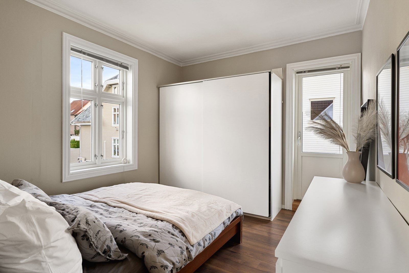 Romslig soverom med skyvedørsgarderobe Galleribilde
