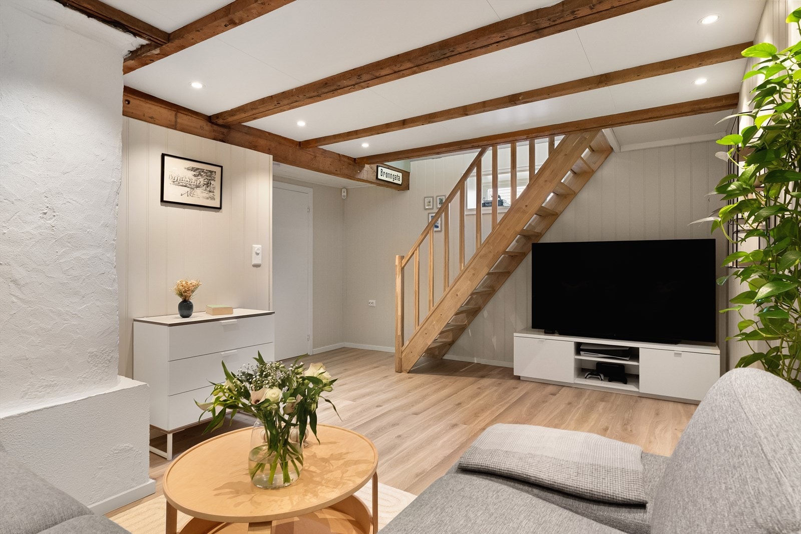 Kjekk kjellerstue med god plass til sofagruppe og TV Galleribilde